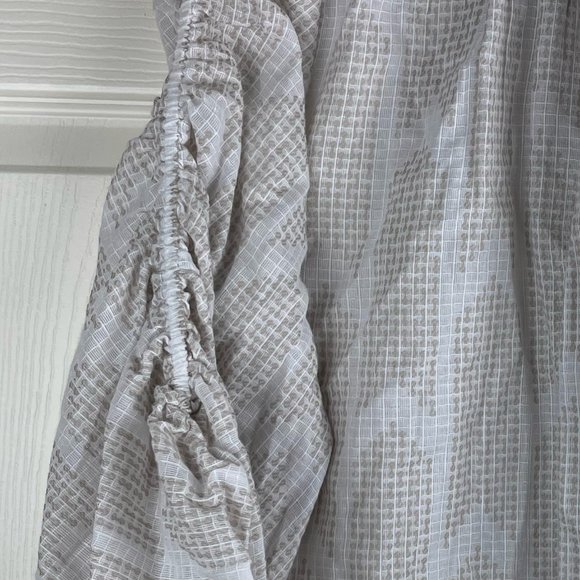 dRa Los Angeles Arrow Print Blouse in Beige Tie Neckline XS NEW - Picture 4 of 9